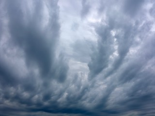 Obraz premium Heavy overcast dark blue and white altocumulus