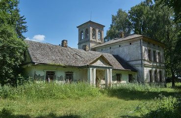 Fototapeta na wymiar Old house in the Polish style in village, Grodno region, Belarus