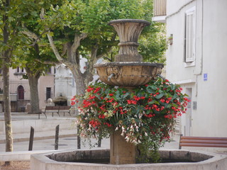 Fototapeta na wymiar small fountain side street of Aix en Provence 