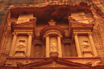 Fototapeta premium The world famous Treasure Al Khazneh in Petra, Jordan