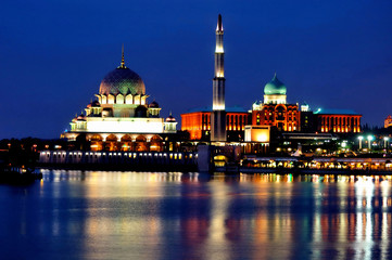 Fototapeta na wymiar Putra Mosque & Perdana Putra, Putra Jaya, Wilayah Persekutuan, Malaysia.