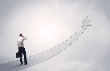 Obraz premium Business man standing on drawn arrow