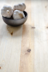 Obraz na płótnie Canvas Garlic in black bowl on wooden table background