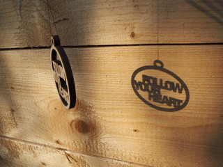 Follow your heart Holzzeichen mit pool im Hintergrund