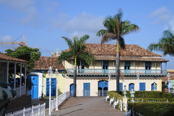 Herrenhäuser und Palmen an der Plaza Mayor in Trinidad auf Kuba