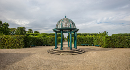 Kleiner Tempel in den Herrenhäuser Gärten in Hannover © parallel_dream
