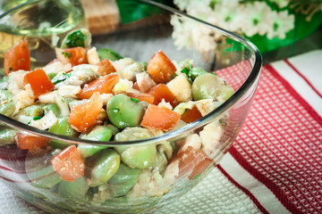 Broad bean salad with tomatoes