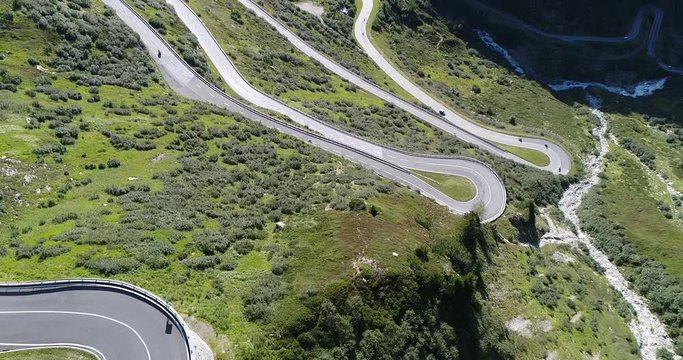 Flug &uuml;ber eine Passstrasse
