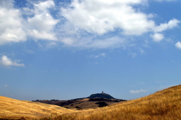 Trockene Hügellandschaft in der Toskana