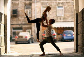 Obraz premium Passionate couple dancing outdoors