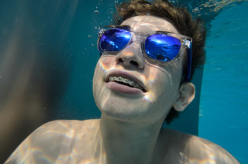 Naklejka premium Fajne dojrzewanie z szelkami i okularami przeciwsłonecznymi