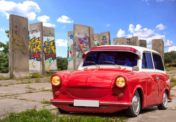 alter ddr oldtimer trabbi vor mauer