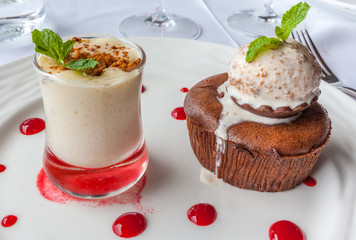 dessert gourmand, fondant au chocolat, flan crumble et boule de glace granitée 