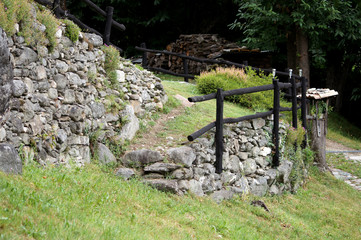 Rambarde noire sur muret de pierres