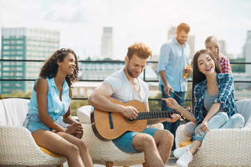 Obraz premium Group of friends having barbecue party on the roof