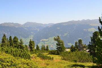 Berglandschaft mit blauem Himmel