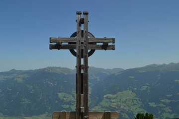 Berglandschaft mit Gedenkkreuz