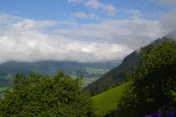 Berglandschaft mit dichten Wolken
