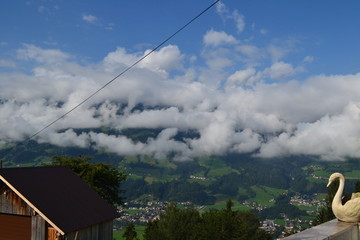Berglandschaft mit dichten Wolken