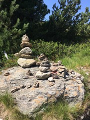 Steinpyramiden in  den Bergen