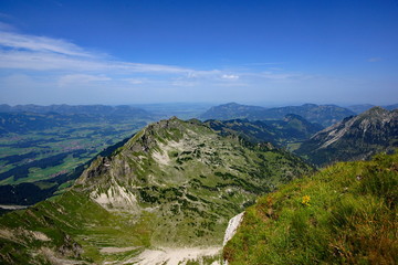 Obraz premium Blick vom NEBELHORN über Oberstdorf a.d.. Entschenkopf und Retschwanger Tal ( Bayern ) 