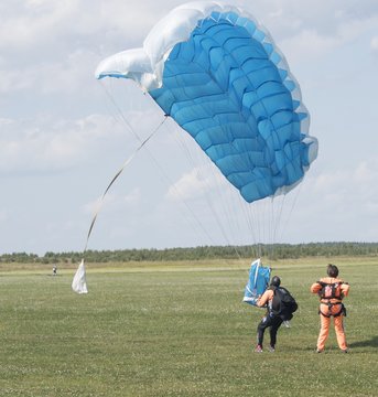 Russia, Kolomna, Aerograd, Tandem master and tandem passenger landing.