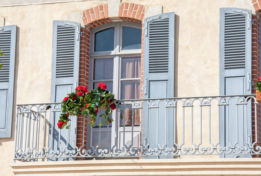 Devanture de maison urbaine avec balcon
