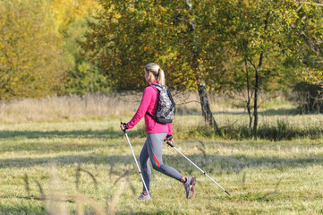 junge Frau bei einer Walking-Session in herbstlicher Natur