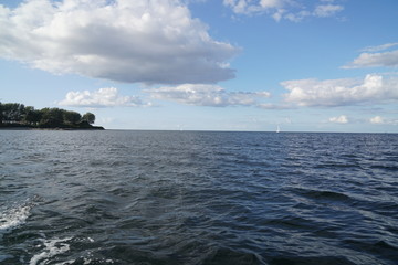 Obraz premium Ostsee im Sommer mit Sonne auf einem Boot