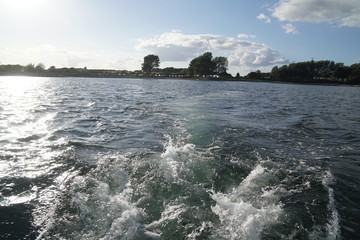 Heckwelle eines Motorbootes auf der Ostsee