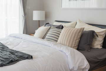 white blanket with set of pillows on bed