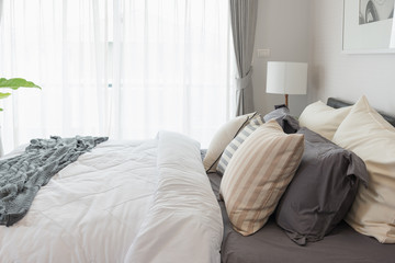 Fototapeta na wymiar white blanket with set of pillows on bed