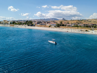 Vista aerea di barche ormeggiate a Melito di Porto Salvo, costa e colline della Calabria. Italia