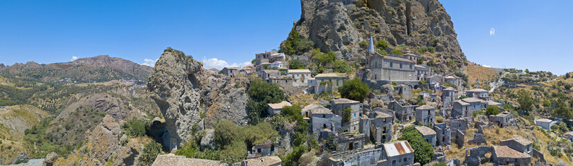Vista aerea del Paese di Pentedattilo, chiesa e rovine del paese abbandonato, colonia greca sul...