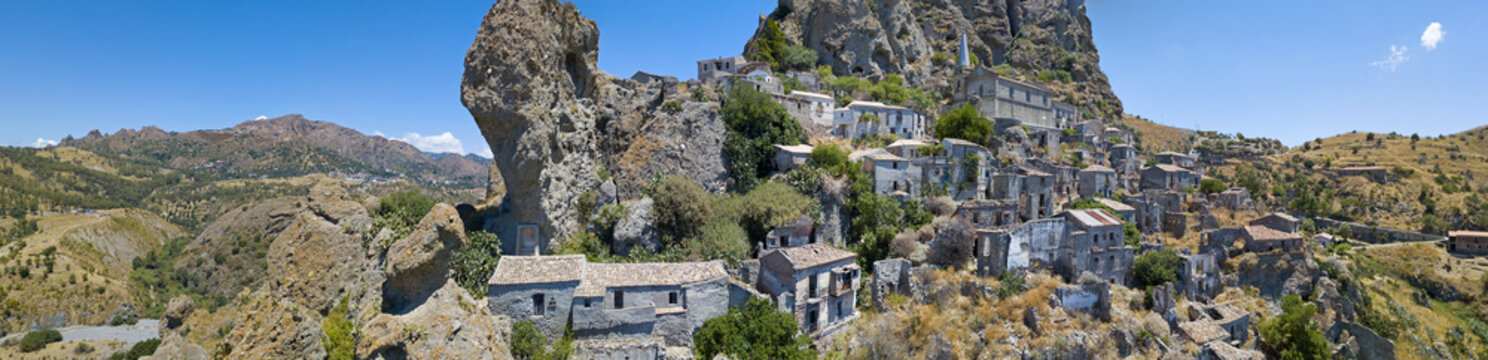 Vista aerea del Paese di Pentedattilo, chiesa e rovine del paese abbandonato, colonia greca sul Monte Calvario, la cui forma ricorda le cinque dita, il nome del Paese deriva dal greco 