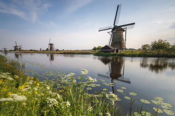 Windmühlen an einem Fluss