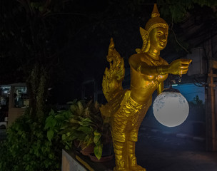 Eine goldene Statue in Thailand
