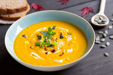Kürbissuppe mit Kürbiskernen