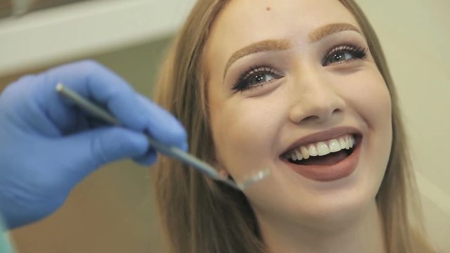 Dentist examining a patient's teeth in the dentistry