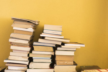 Ein Stapel Bücher vor einer Wand