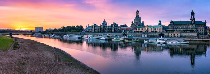 Dresden Skyline Panorama bei Sonnenaufgang, Sachsen, Deutschland