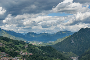 Fototapeta premium Nuvole maestose in montagna