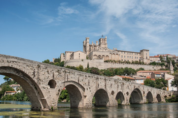 Fototapeta premium vue de Béziers avec le pont vieux et la cathédrale St Nazaire