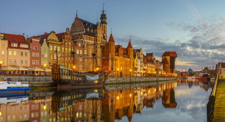 Obrazy  kolorowe gotyckie fasady starego miasta w Gdańsku, Polska