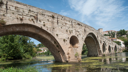 détail du  pont vieux à Béziers et la cathédrale St Nazaire en arrière plan