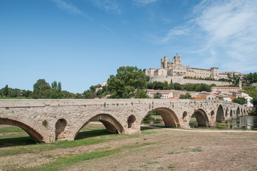 Obraz premium vue de Béziers avec le pont vieux et la cathédrale St Nazaire