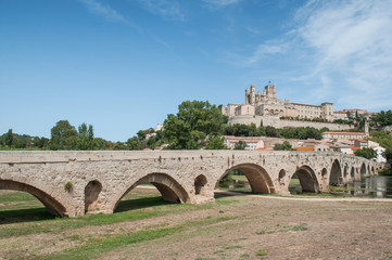 Fototapeta na wymiar vue de Béziers avec le pont vieux et la cathédrale St Nazaire