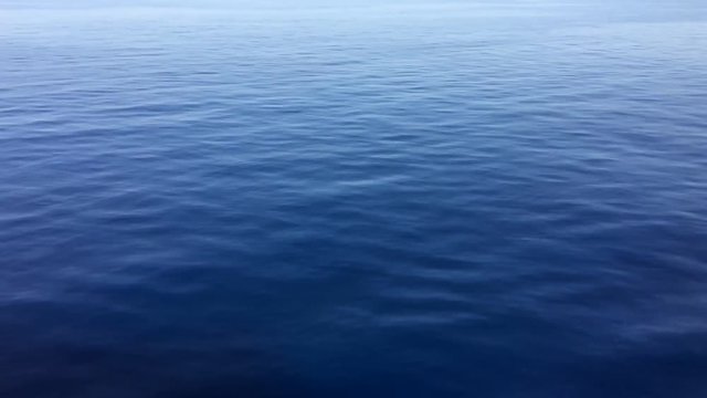 Mare dalla barca loop con onde in slowmotion