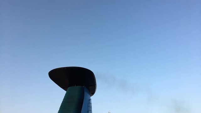 Ciminiera traghetto con fumo 