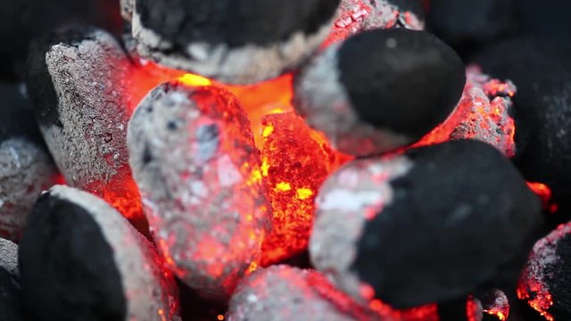 Brennende gl&uuml;hende Kohle